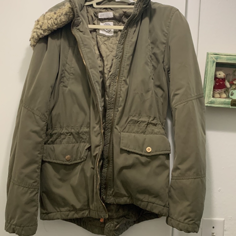 H &. M COAT Green It has a hat the snaps on and off. Perfect condition Looks new - Picture 5 of 6